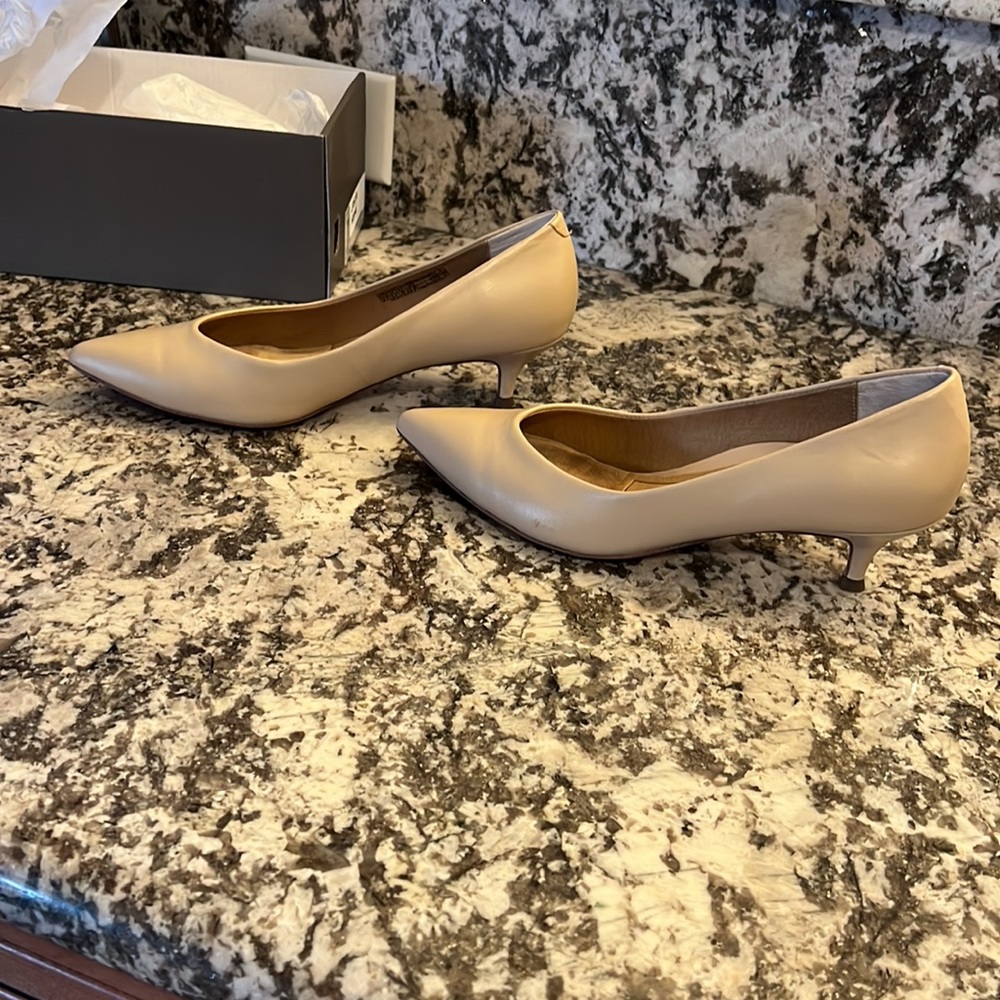 Vionic Women's 8.5 Kit Josie in Sand Leather with Low Heel - Picture 4 of 11